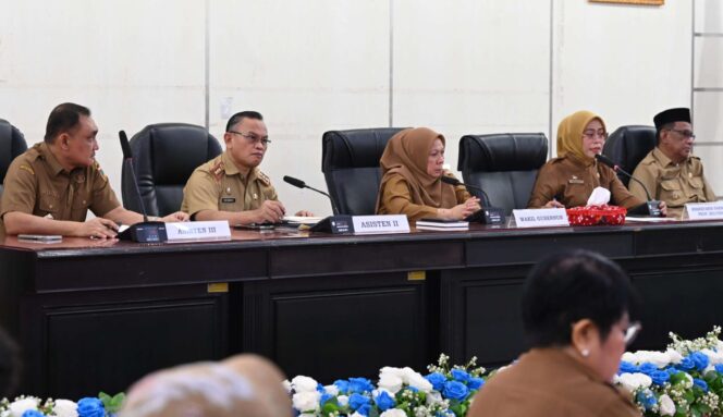 
					Rapat Di Kantor Gubernur Dipimpin Oleh Wakil Gubernur Sulawesi Tengah dr. Reny A. Lamadjido, Sp.PK, M.Kes, (Foto: Istimewa)