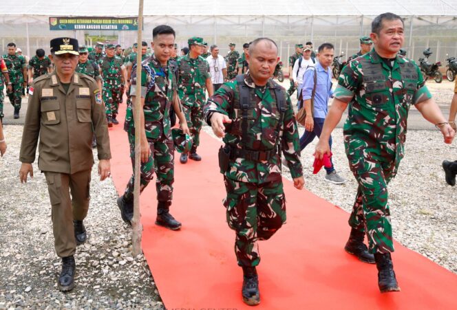 
					Gubernur Sulteng, Anwar Hafid dan Jenderal TNI Maruli Simanjuntak, meninjau sejumlah proyek hasil dari program TMMD, (foto: Istimewa)