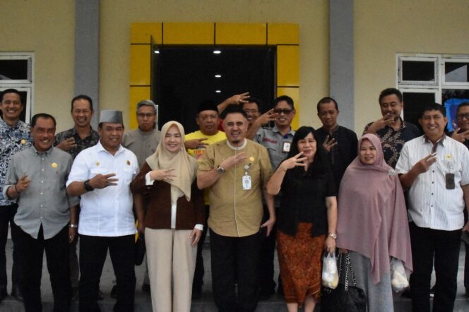 
					Rektor Univversitas Tadulako Foto Bersama Jajaran Fakultas Ekonomi dan Bisnis Selesai Halal Bi Halal, (Foto: Istimewa)