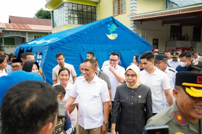 
					Gubernur Sulawesi Tengah, Anwar Hafid,dalam kunjungan langsung ke lokasi terdampak, (Foto: Istimewa)