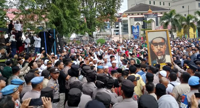 
					Suasana aksi mendesak penangkapan Fuad Plered oleh Abnaul Khairaat, (Foto: IStimewa)