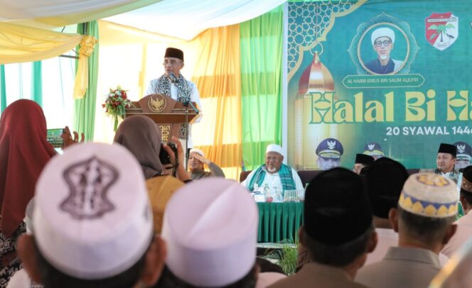 
					Gubernur Sulteng, Anwar Hafid menyampaikan sambutan di acara Halal Bi halal Komda Alkhairaat Touna, di Masjid Tsamaratul Ukhuwah, Kota Ampana, (Foto: Istimewa)