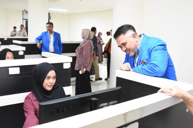 
					Rektor Universitas Tadulako Meninjau Pelaksanaan UTBK Di Media Center (Foto: Istimewa)