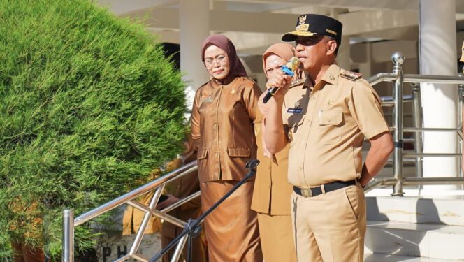 
					Gubernur Sulteng, Anwar Hafid, memimpin apel pagi gabungan dan kegiatan Halal Bihalal di lingkungan Pemerintah Provinsi Sulteng, di Lapangan Pogombo, Kantor Gubernur Sulteng, (Foto: Istimewa)