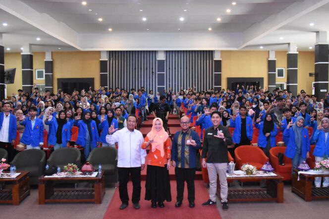 
					Foto Bersama Ketua Senat, Dekan FEB, dan Kepala Kantor Perwakilan LPS Wilayah 3 Sulawesi-Maluku-Papua Bersama Mahasiswa Universitas Tadulako (Foto: Istimewa)