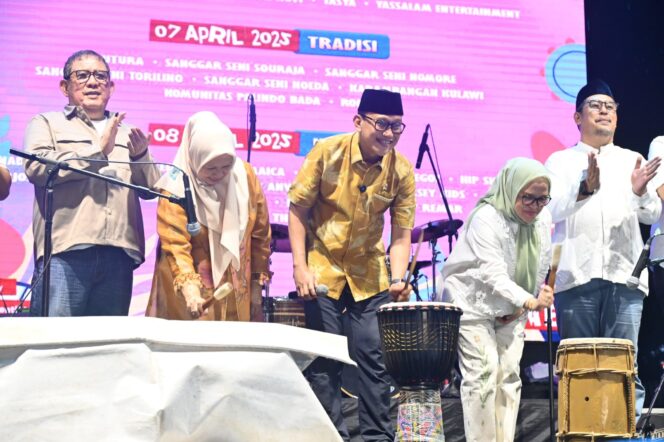 
					Menteri BP2MI, Abdul Kadir Karding, bersama Wakil Gubernur Sulteng, dr. Renny A. Lamadjido, saat membuka acara Lebaran Mandura Kampung Baru Fair 2025, di kawasan Tugu Mandura, Kelurahan Baru, Jalan Cokroaminoto, Kota Palu, (Foto: Istmewa)