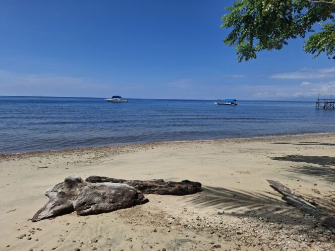 
					Pantai Di Desa Marantale, (Foto: Pimpinan Redaksi)