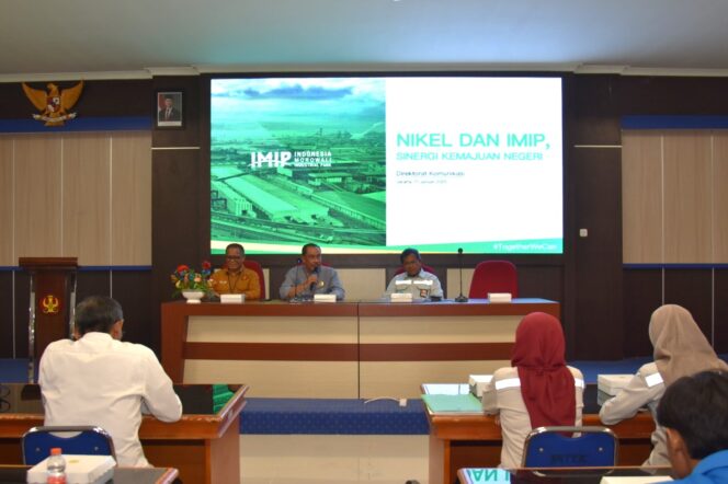 
					Wakil Rektor Bidang Kemahasiswaan dan Alumni Universitas Taduako Dr. Ir. Sagaf Djalalemba, MP. Membuka Kegiatan Beasiswa Hilirisasi PT. Imip Di Fakultas Teknik (Foto: Istimewa)
