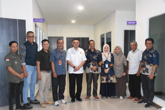 
					Rektor Universitas Tadulako Prof. Dr. Ir. Amar, ST., MT., IPU., Asean Eng. Bersama Seluruh Jajaran Pimpinan Melakukan Foto Bersama Setelah Melakukan Peresmian Gedung Dekanat Fakultas Kesehatan Masyarakat. (Foto: Istimewa)