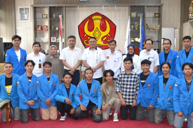 
					Rektor Universitas Tadulako Prof. Dr. Ir. Amar, ST., MT., IPU Asean Eng. Menyambut Mahasiswa Teknik Yang Telah Menyelesaikan Program Magang Di Jepang, (Foto: Istimewa)