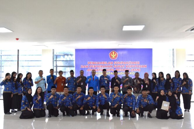 
					Rektor Universitas Tadulako Prof. Dr. Ir.Amar, ST., MT. IPU., Asean Eng. Melakukan Foto Bersama ASN Baru Universitas Tadulako, (Foto: Istimewa)