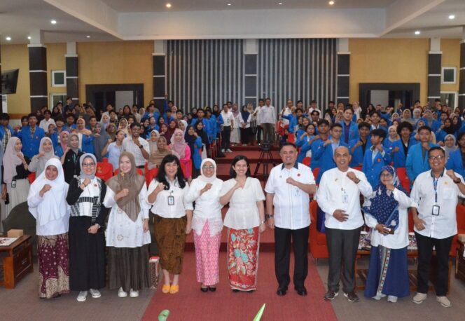 
					Rektor Universitas Tadulako Prof. Dr. Ir. Amar, ST., MT., IPU Asean Eng. Melakukan Sesi Foto Bersama, (Foto: Istimewa)