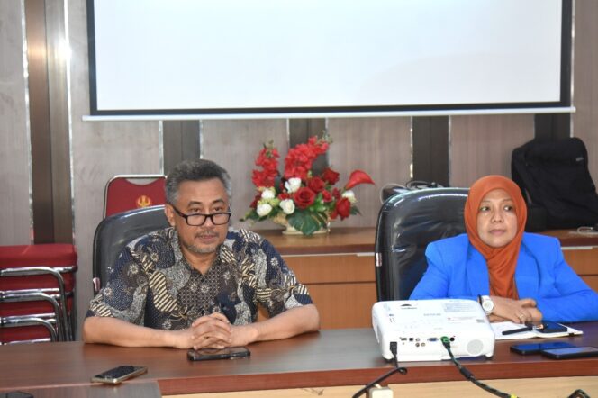 
					Wakil Rektor Bidang Akademik Universitas Tadulako Prof. Dr. Ir. Andi Rusdin, ST., MT., M.Sc. Didampingi Kepala Biro Akademik dan Kemahasiswaan Dr. Elvia A.Y. Alhusni, S.Si., Apt., M.Sc. Melakukan Konfrensi Pers Bersama Awak Media. (Foto: Istimewa)