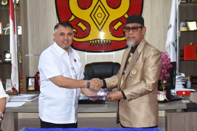 
					Rektor Untad dan Rektor Universitas Azlam Teken MoU Kemitraan Strategis, (Foto: Istimewa)