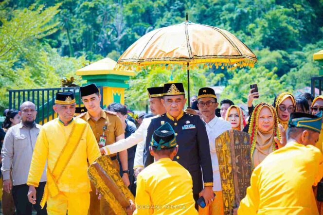 
					Gubernur Sulteng, Anwar Hafid, dianugerahi gelar kehormatan adat “Tau Doka” oleh Kerajaan Buol, (Foto: Istimewa)