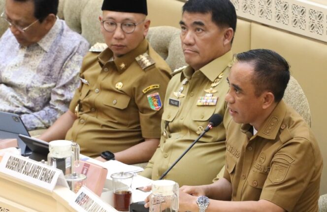 
					Gubernur Sulteng, Dr. H. Anwar Hafid, M.Si, saat mengikuti Rapat Kerja dan RDP bersama Komisi II DPR RI, di Kompleks Parlemen Senayan, Jakarta, (Foto: Istimewa)