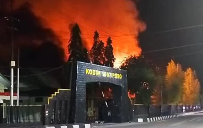 
					Kebakaran hebat melanda Markas Kodim 1307/Poso, (Foto: Istimewa)