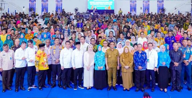 
					Gubernur dan Wakil Gubernur Sulteng, Anwar Hafid dan dr. Reny A. Lamadjido foto bersama kepala daerah, dan kepala desa dalam peluncuran dan dialog program pembentukan koperasi desa/kelurahan Merah Putih dan makan bergizi gratis, (Foto: Istimewa)