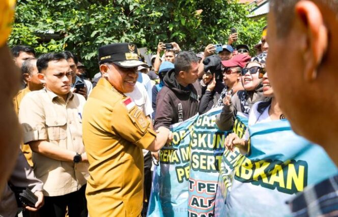 
					Gubernur Sulawesi Tengah, Anwar Hafid menyalami masyarakat Tipo usai mengumumkan penutupan permanen dua perusahaan tambang galian C yang peroperasi di wilayah itu, (Foto: Istimewa)