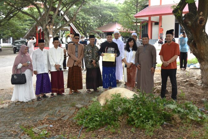 
					Rektor Universitas Tadulako Prof. Dr. Ir. Amar, ST., MT., IPU., Asean Eng. Bersama Jajaran dan Juru Sembelih Halal di Lokasi Penyembelihan Hewan Kurban Idul Adha 1446 H, (Foto: Istimewa)