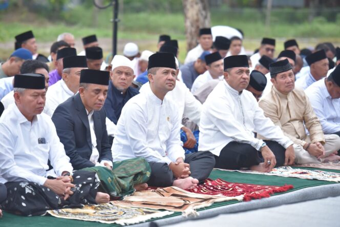 
					Menteri Transmigrasi, Muhammad Iftitah Sulaiman Suryanagara melaksanakan sholat Idul Adha 1446 Hijriah di Masjid Raudhatul Jannah, Kabupaten Sigi, Sulawesi Tengah, bersama Gubernur Sulteng,H. Anwar Hafid, dan Ketua TP PKK, (Foto: Istimewa)
