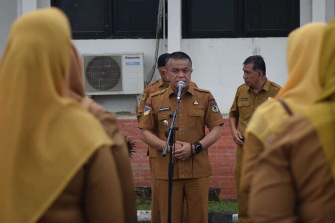 
					Wali Kota Palu pimpin apel pagi di halaman Kantor Wali Kota Palu, (Foto: Istimewa)
