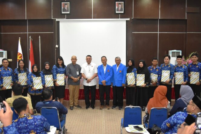 
					Rektor Universitas Tadulako Prof. Dr. Ir. Amar, ST., MT., IPU., Asean Eng. Menyerahkan SK CPNS T.A 2024, (Foto: Istimewa)