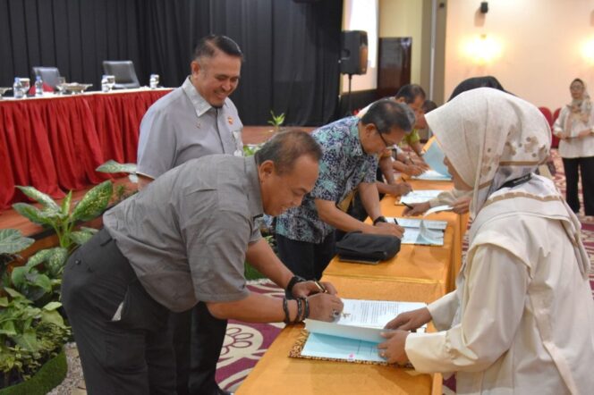 
					Rektor Universitas Tadulako, Prof. Dr. Ir. Amar, ST., MT menyaksikan penandatanganan oleh para unsur pimpinan dan unit kerja, (Foto: Istimewa)