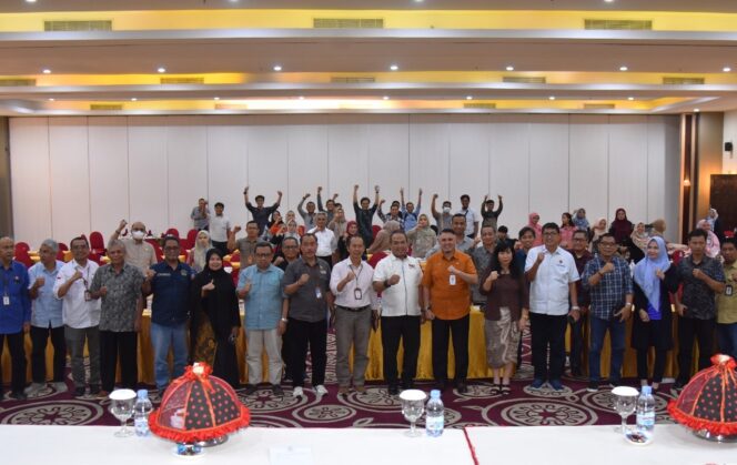 
					Rektor Universitas Tadulako Prof. Dr. Ir. Amar, ST., MT., IPU., Asean Eng.  Bersama Peserta RKAKL, (Foto: Istimewa)