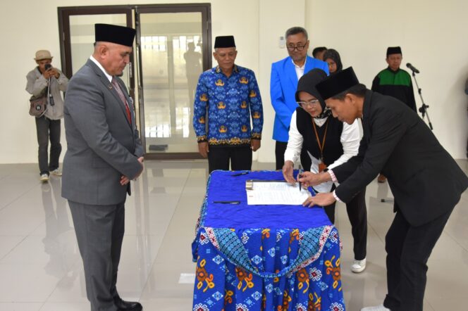 
					Rektor Universitas Tadulako Prof. Dr. Ir. Amar, ST., MT., IPU., Asean Eng. Melantik Para Wakil Dekan Di Lingkungan Fakultas Hukum, (Foto: Istimewa)