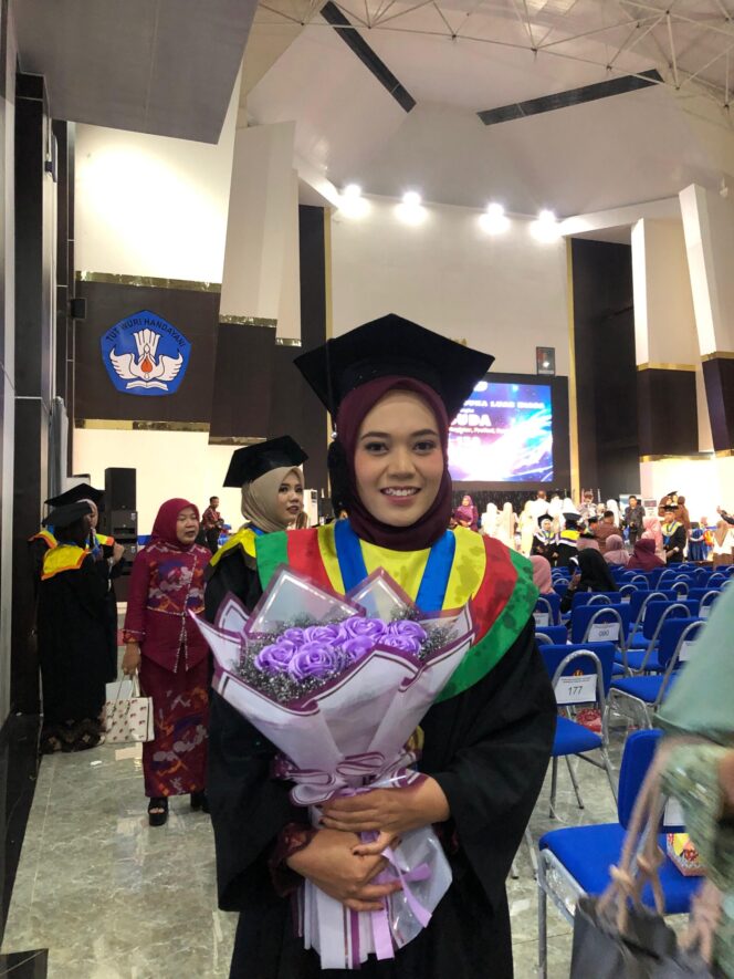 
					Tiara Juli Arsita Wisudawan Terbaik Tingkat Universitas Pada Wisuda Angkatan 130, (Foto: Tiara Juli Arsita)