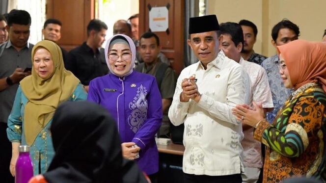 
					Gubernur Sulteng, Dr. H. Anwar Hafid, M.Si, meninjau ruang server tempat ribuan data pendaftar sedang diproses, (Foto: Istimewa)