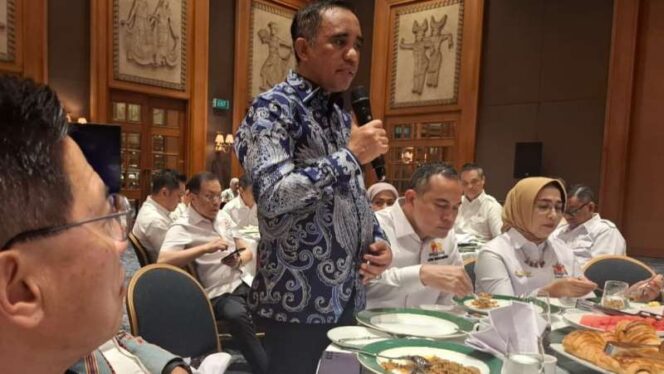 
					Gubernur Sulteng, Anwar Hafid, memaparkan berbagai potensi investasi daerahnya di hadapan pengurus KADIN Indonesia dalam forum dialog breakfast di Hotel Aryaduta, Jakarta, (Foto: Istimewa)