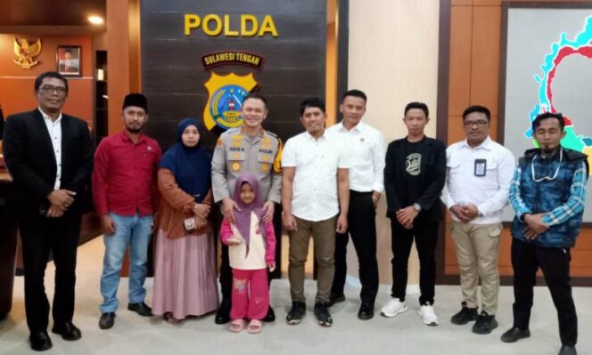 
					Kapolda Sulteng, Irjen Pol. Dr. Agus Nugroho (tengah) foto bersama kedua orang tua Riyan Nugraha beserta pengacara, (Foto: Istimewa)