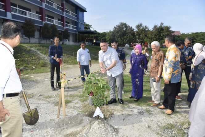 
					Rektor Universitas Tadulako Prof. Dr. Ir. Amar, ST., MT., IPU., Asean Eng. Melakukan Penanaman Pohon Tanda Di Mulainya Rangkaian Dies Natalis Fakultas Kesehatan Masyarakat Tahun 2025, (Foto: Istimewa)