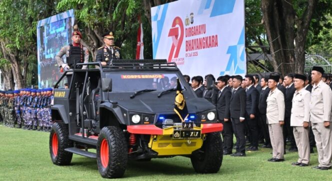 
					Kapolda Sulten, Dr. Agus Nugroho, S.I.K., S.H., M.H., bertindak sebagai Inspektur Upacara peringatan HUT ke-79 Bhayangkara, (Foto: Istimewa)
