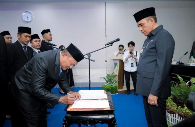 
					Gubernur Sulteng, H. Anwar Hafid, menyaksikan Ajenkris menandatangani berita acara pelantikan, di Aula Kantor ESDM Sulteng, (Foto: Istimewa)
