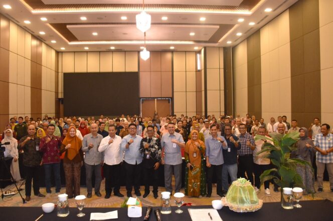 
					Rektor Universitas Tadulako Prof. Dr. Ir. Amar, ST., MT., IPU., Asean Eng. Foto Bersama Peserta Workshop PDDikti dan Validasi PIN Universitas Tadulako, (Foto: Istimewa)
