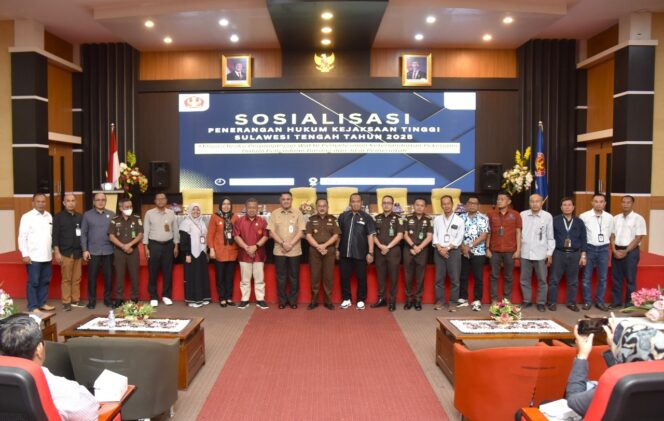 
					Jajaran Pimpinan Universitas Tadulako dan Tim Kejaksaan Tinggi Sulawesi Tengah Berfoto Bersama Usai Kegiatan Sosialisasi Mitigasi Risiko Pengadaan Barang dan Jasa di Aula Fakultas Kedokteran Untad, (Foto: Istimewa)