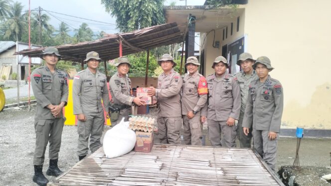 
					Kasatgas III Preventif Operasi Madago Raya, Kombes Pol. Kurniawan Tandi Rongre, S.I.K., M.Si., melalui Perwira Seksi Operasi (Pasi Ops) AKP Krisno Hergianto Songko, melaksanakan peninjauan ke empat Pos Kamtibmas Tamanjeka, Kalora, Tabalu dan Masamba, (Foto: Istimewa)