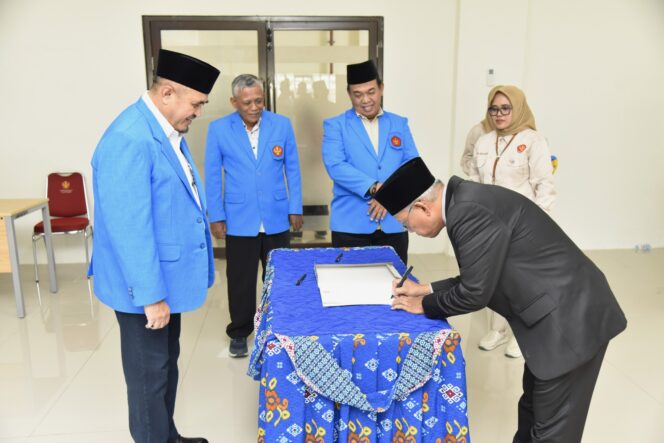 
					Rektor Untad Saksikan Penandatanganan Jabatan Baru di Fakultas Kesehatan Masyarakat, (Foto: Istimewa)