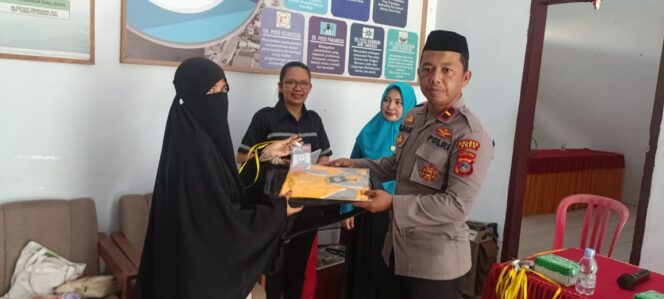 
					Satgas Madago Raya Serahkan Bantuan Perlengkapan Menjahit kepada Istri Eks Warga Binaan, (Foto: Istimewa)