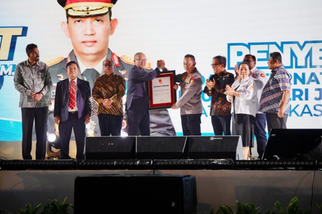 
					Kapolri Jenderal Pol. Drs. Listyo Sigit Prabowo, M.Si., menerima penghargaan dari International Trade Union Confederation – Asia Pacific (ITUC-AP) di Indonesian Arena, Gelora Bung Karno, Jakarta, atas kontribusi aktif Polri dalam menjaga hak-hak buruh, Kamis (10/7/2025)., (Foto: Istimewa)