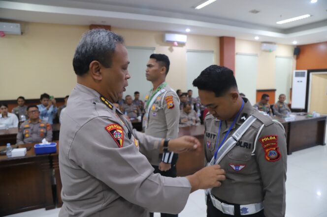 
					Kepala Biro Operasi (Karoops), Kombes Pol. Giuseppe Reinhard Gultom saat memberikan tanda penugasan kepada personil Satlantas Polda Sulteng, (Foto: Istimewa)