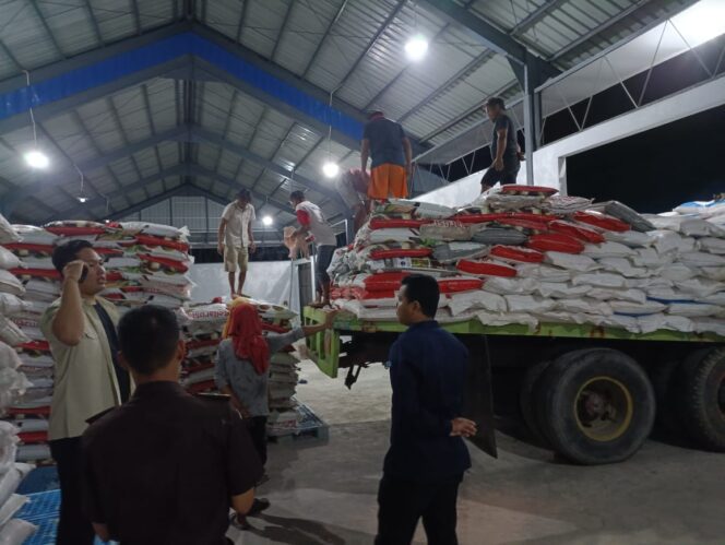 
					Petugas Amankan 109 Ton Pupuk Diduga Ilegal di Gudang Pantoloan, Palu, (Foto: Istimewa)