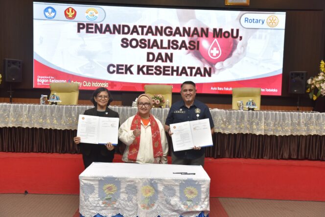 
					Rektor Universitas Tadulako Prof. Dr. Ir. Amar, ST., MT., IPU., Asean Eng. Melakukan penandatanganan MoU Bersama Rotary Indonesia, (Foto: Istimewa)
