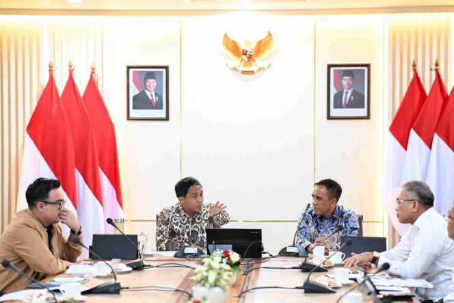 
					Gubernur Sulteng, Anwar Hafid, bersama Menteri Kehutanan, Raja Juli Antoni, (Foto: Istimewa)
