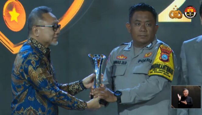 
					Bripka Anas Pada Saat Meraih Hoegeng Awards tahun 2025, (Foto: Istimewa)