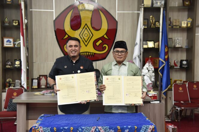 
					Rektor Universitas Tadulako Prof. Dr. Ir. Amar, ST., MT., IPU., Asean Eng. bersama Bupati Kabupaten Buol H. Risharyudi Triwibowo, MM. Melakukan Penandatanganan Kerjasama, (Foto: Istimewa)