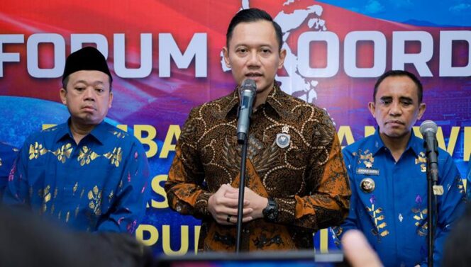 
					Gubernur Sulteng, Dr. H. Anwar Hafid, M.Si, (kanan) bersama Menteri Koordinator Bidang Infrastruktur dan Pembangunan Kewilayahan, Agus Harimurti Yudhoyono dan Menteri ATR/BPN, Nusron Wahid, memberikan keterangan pers, di Gedung Wanita Bidarawasia, (Foto: Istimewa)